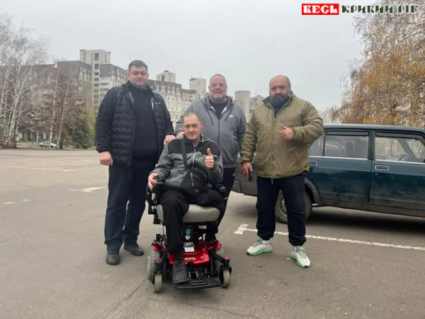 Електричне крісло передано Ростиславу Попцову на пл. Молодіжній в Кривому Розі