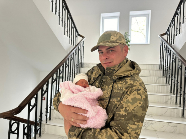 Війна не зупинила диво: 52-річна захисниця з Кривого Рогу втретє стала мамою2