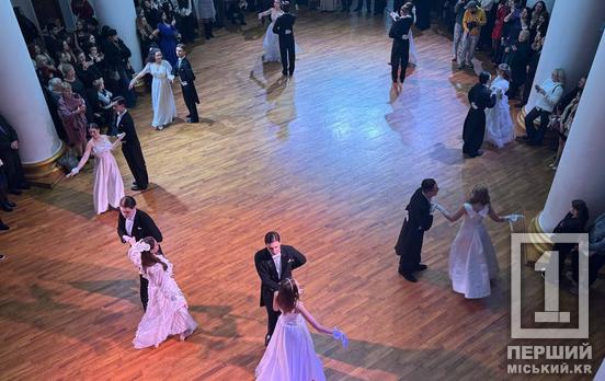 Вишукані сукні, витриманий дрескод та благодійна мета: у Кривому Розі відбувся «Charity Student Ball»