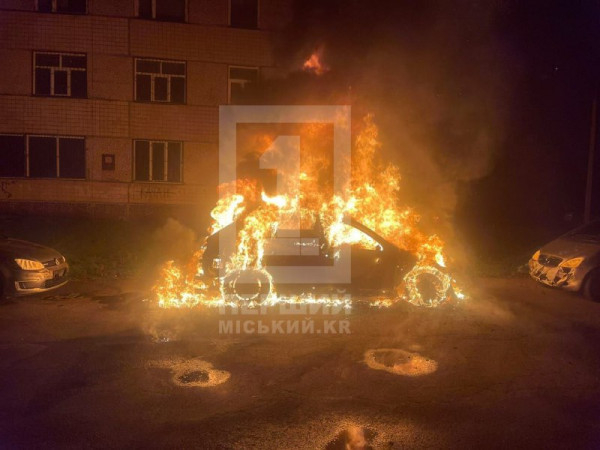 Вночі у Кривому Розі згоріли 2 легковики0