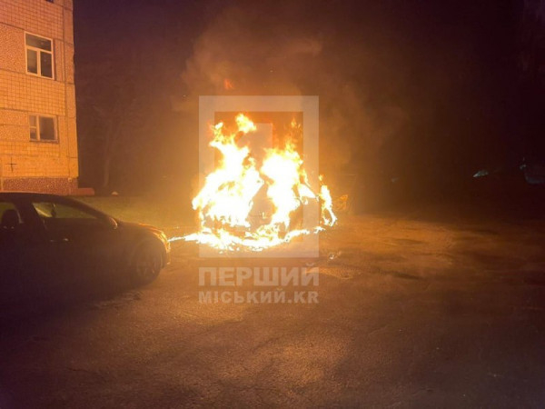 Вночі у Кривому Розі згоріли 2 легковики1