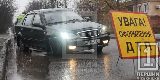 Водій міг сплутати педалі: у Кривому Розі не розминулися дві Geely4