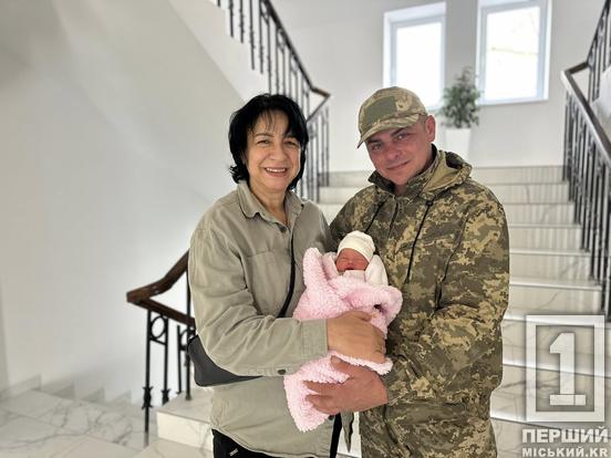 «Життя завжди варте того, щоб боротися»: військовослужбовиця з Кривого Рогу стала мамою у 52 роки1