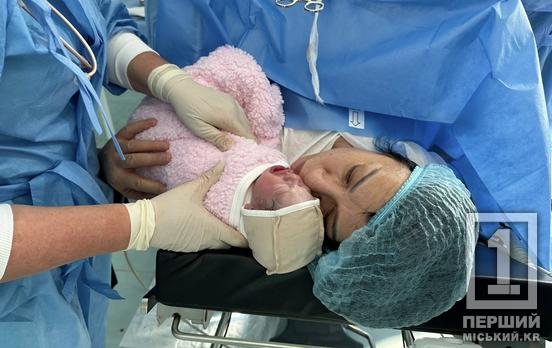 «Життя завжди варте того, щоб боротися»: військовослужбовиця з Кривого Рогу стала мамою у 52 роки