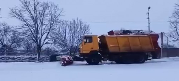 100 одиниць спецтехніки працює на автошляхах Дніпропетровщини0