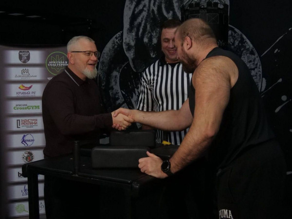 «АРМ  сила – сила героів»: у Кривому Розі провели міський чемпіонат з армрестлінгу до Дня ЗСУ3