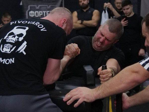 «АРМ  сила – сила героів»: у Кривому Розі провели міський чемпіонат з армрестлінгу до Дня ЗСУ5