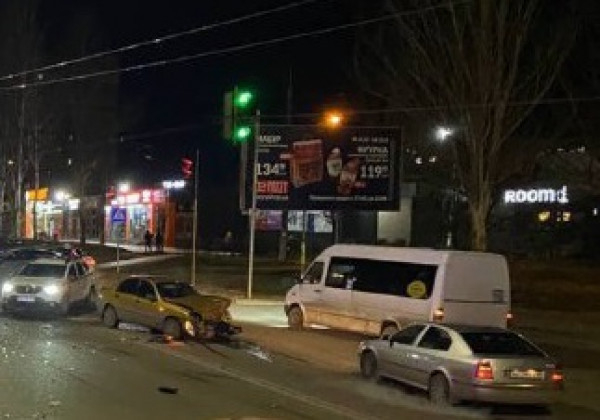 Автівка влетіла в зупинку на мікрорайоні Зарічний0