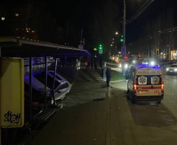 Автівка влетіла в зупинку на мікрорайоні Зарічний1