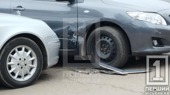 Автівки загородили частину перехрестя: у Металургійному районі Кривого Рогу вдарилися Toyota та Mercedes2