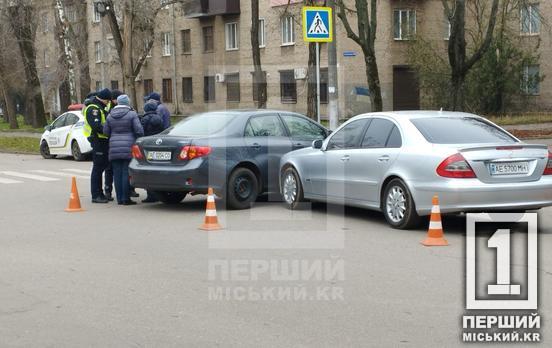 Автівки загородили частину перехрестя: у Металургійному районі Кривого Рогу вдарилися Toyota та Mercedes