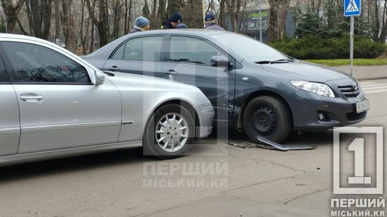 Автівки загородили частину перехрестя: у Металургійному районі Кривого Рогу вдарилися Toyota та Mercedes1