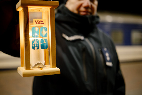 До Києва вчора увечері прибув Вифлеємський вогонь миру4