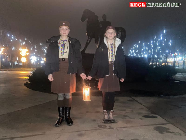 Пластуни з Вифлеємським вогнем у пам’ятника Козаку Рогу в Кривому Розі