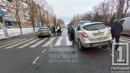 Гучний удар налякав усіх навкруги: на проспекті Миру у Кривому Розі не розминулися Buick та Kia4