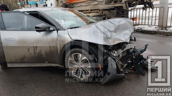 Гучний удар налякав усіх навкруги: на проспекті Миру у Кривому Розі не розминулися Buick та Kia5