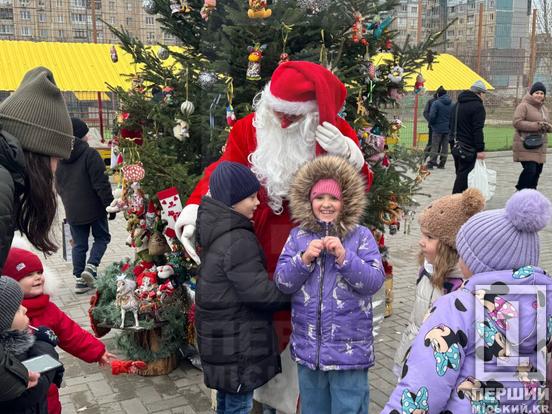 Крихта дива у Кривому Розі: діти разом з батьками оживили ялинку у парку Щастя1