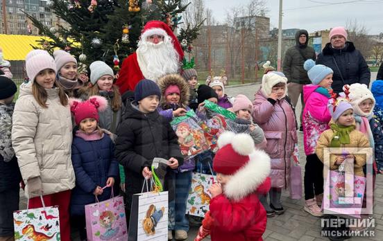 Крихта дива у Кривому Розі: діти разом з батьками оживили ялинку у парку Щастя