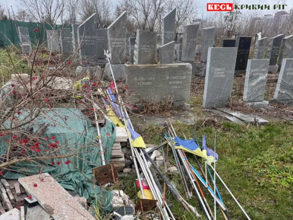 На кладовищі в Києві прапори викидають в сміття