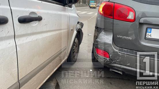 Мали місце небезпечні маневри: на проспекті Миру у Кривому Розі не поділили дорогу Hyundai та Mercedes2