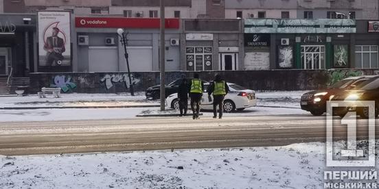 Мав згадати про зимову «перевзувачку» раніше: біля «Мурашника» керманич BMW не впорався з керуванням та зніс знак1