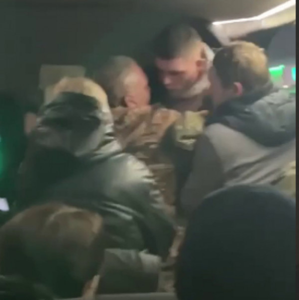 На Дніпропетровщині неадекватний пасажир в маршрутці загрожува ножем військовому на милицях0