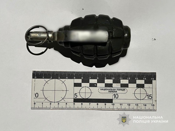 На Дніпропетровщині нетверезий чоловік погрожував підірвати гранатою двох продавчинь0