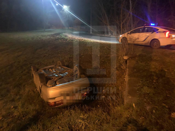 На Дніпровському шосе авто злетіло з дороги у кювет та перекинулось0