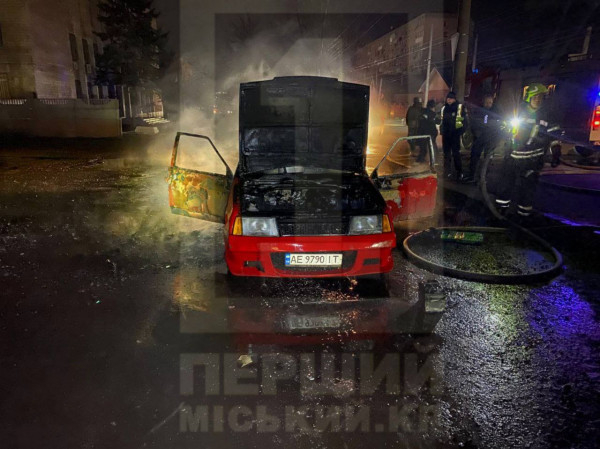 На перехресті вулиць Кобилянського та Електроніки посеред дороги загорілася автівка2