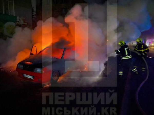 На перехресті вулиць Кобилянського та Електроніки посеред дороги загорілася автівка0