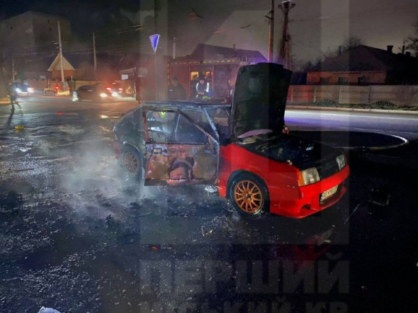 На перехресті вулиць Кобилянського та Електроніки посеред дороги загорілася автівка1