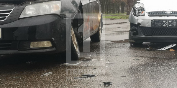 На вул. І. Новицького зіткнулися два легковики: не поділили дорогу2