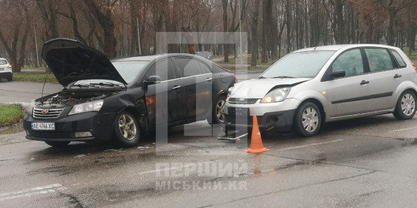 На вул. І. Новицького зіткнулися два легковики: не поділили дорогу3