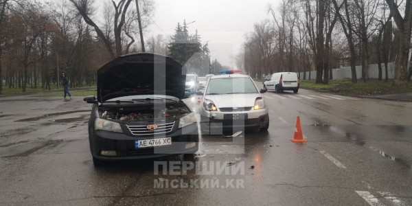 На вул. І. Новицького зіткнулися два легковики: не поділили дорогу1