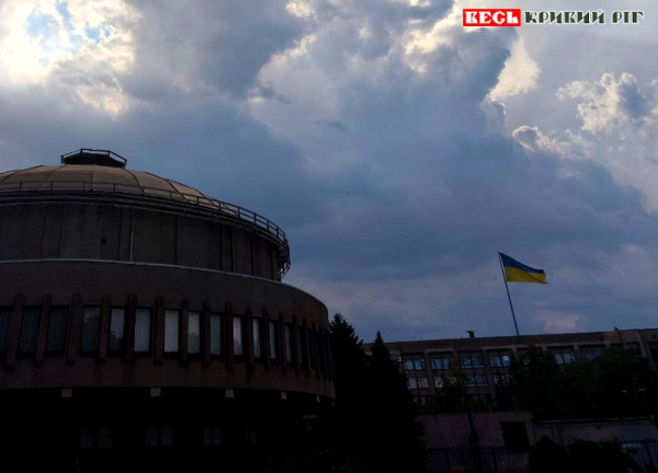 Вид на 72-метровий флагшток з вул. Героїв АТО в Кривому Розі