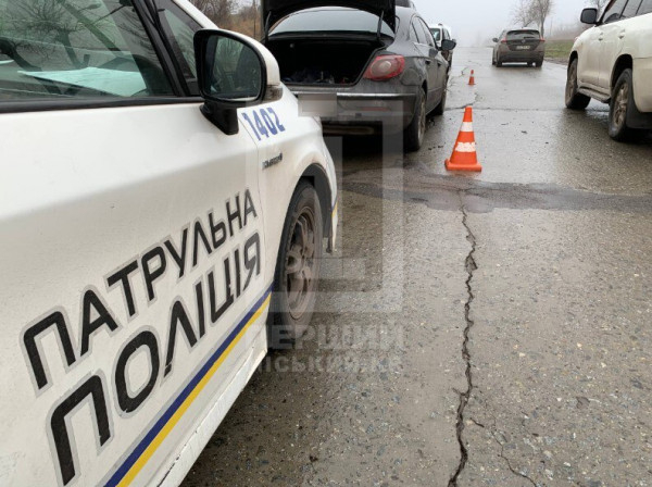 Не дотримався дистанції: навпроти зупинки швидкісного трамваю не розминулися  дві автівки0