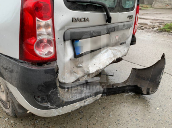 Не дотримався дистанції: навпроти зупинки швидкісного трамваю не розминулися  дві автівки2