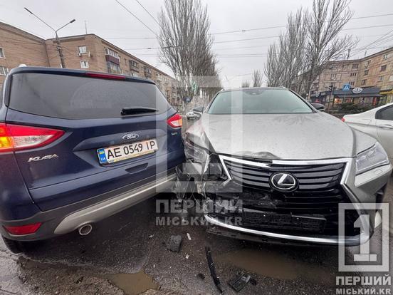 Не стала гальмувати перед світлофором: у Кривому Розі на проспекті Металургів Lexus влетів у Ford1