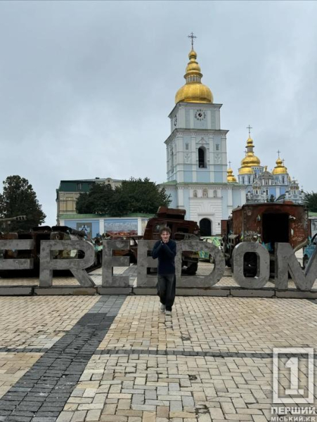 Не злякалися сирен та вибухів аби побачити правду на власні очі: хто зі світових зірок приїжджав до України з підтримкою у 2025-му3