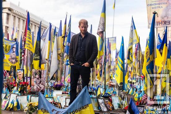 Не злякалися сирен та вибухів аби побачити правду на власні очі: хто зі світових зірок приїжджав до України з підтримкою у 2025-му7