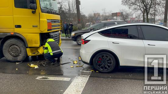 Не зрозуміли один одного: на вул. Кобилянського вантажівка наздогнала електрокар1