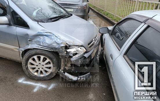 Пасажирка у лікарні зі струсом мозку: У Кривому Розі бус підрізав Opel