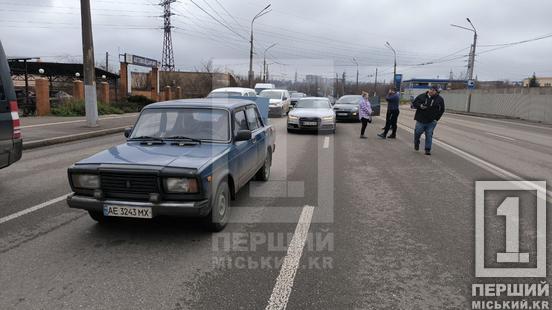Перетнув дві суцільні та поводився дивно: Кривому Розі на вулиці Вільної Ічкерії сталася потрійна ДТП3