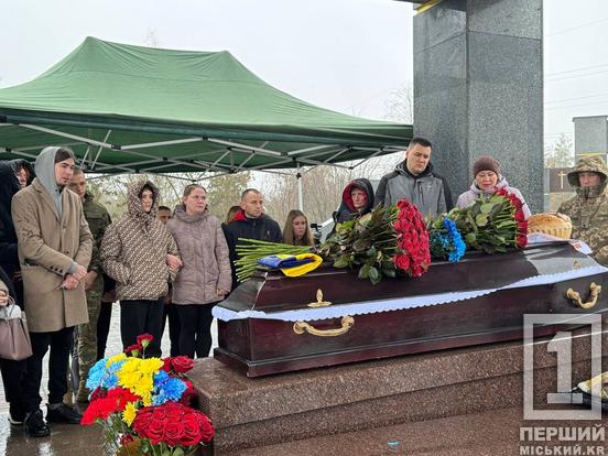«Побільше таких – давно б війна закінчилася»: Кривий Ріг провів у останню путь молодшого лейтенанта Максима Бондаренка4