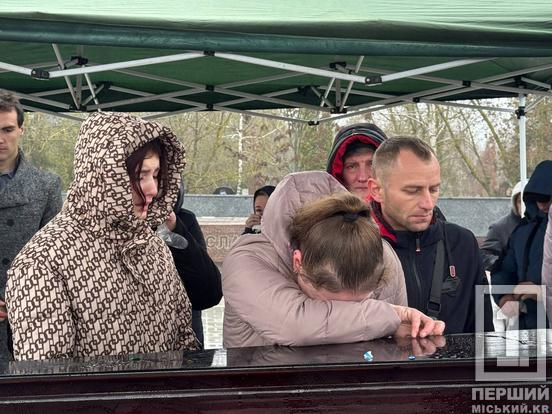 «Побільше таких – давно б війна закінчилася»: Кривий Ріг провів у останню путь молодшого лейтенанта Максима Бондаренка3