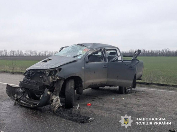 Поблизу Долинської перекинувся пікап: двоє молодих чоловіків дивом вижили2