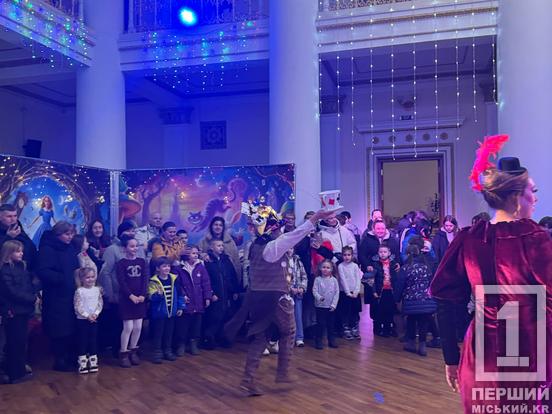 Повітря сповнене тепла, радості й дитячих усмішок: юні криворіжці поринули у Країну Чудес у театрі Шевченка4