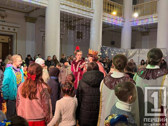 Повітря сповнене тепла, радості й дитячих усмішок: юні криворіжці поринули у Країну Чудес у театрі Шевченка5