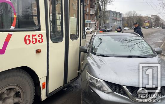 Про пріоритети не згадала: на Університетському проспекті Nissan і тролейбус подряпали боки