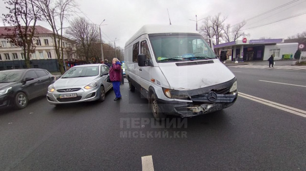 Ранкова ДТП на проспекті Миру: мікробус протаранив Hyundai через затор0